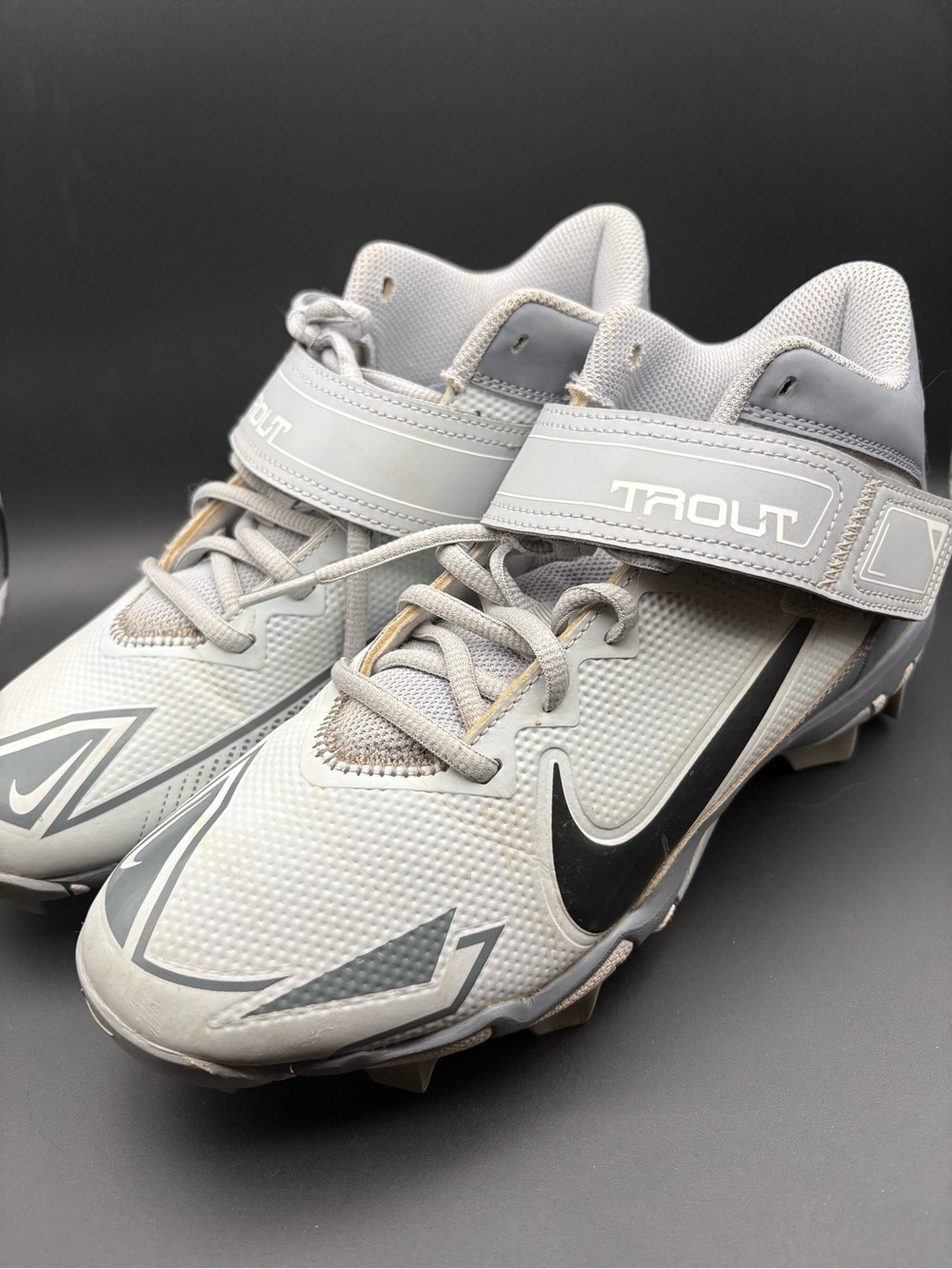 Nike Kids Gray Trout Baseball Cleats with Black Swoosh - Size 6.5